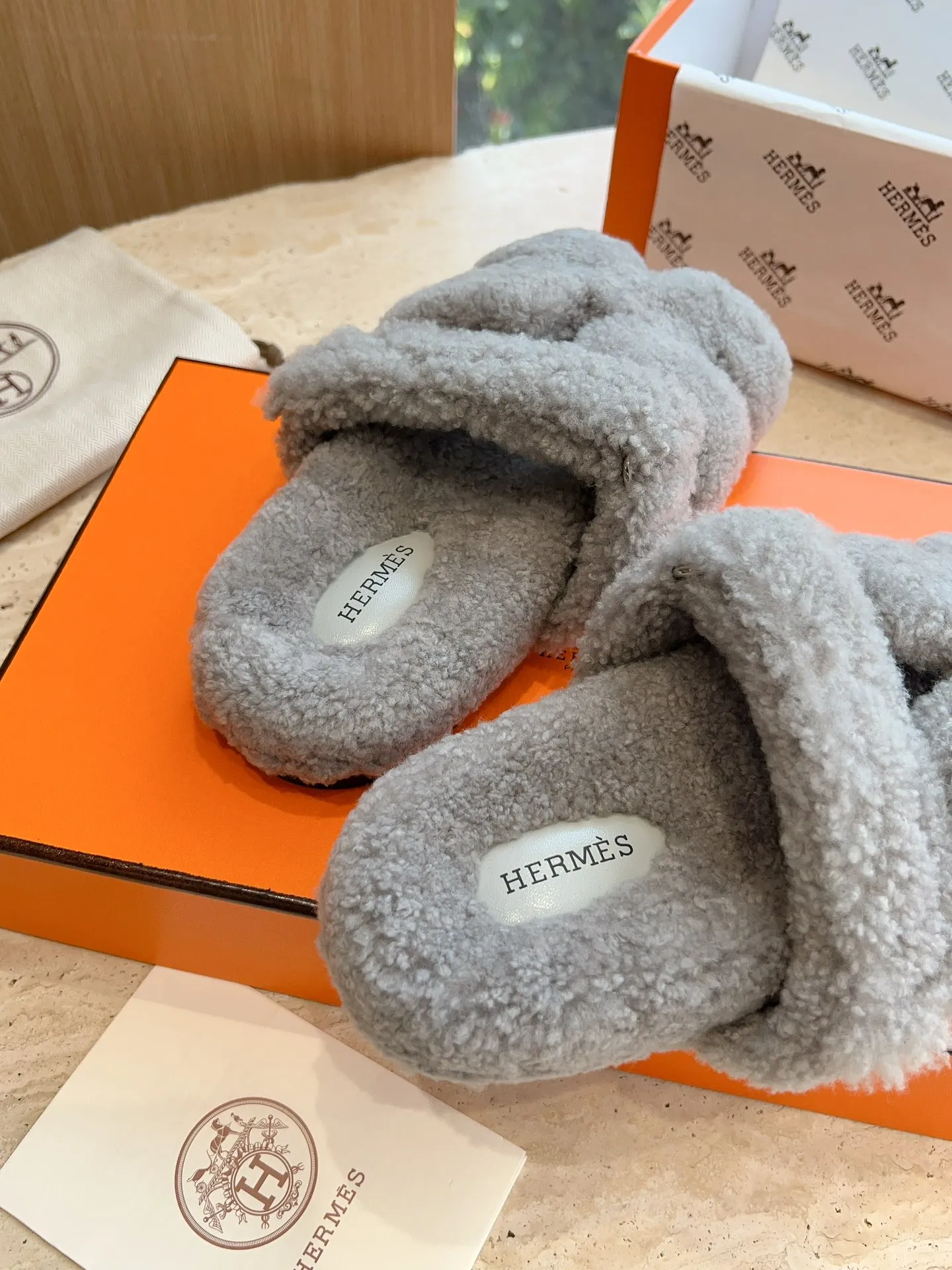 👟👟Ex-factory price 500👟👟 (Top version) Hermes Hermès Second Uncle Fur Slippers Can be made without standard: [Note: No standard needs to be customized] In 2024, the official website and Xiaohongshu will synchronize the latest color matching Hermès hot models, upgraded workmanship, high quality! Fashionable small wool H-slip autumn and winter style flat-soled wool mop. Fabric: Imported lamb's roll real wool. Lining: Imported lamb's roll real wool. Outsole: Genuine leather outsole. Size: 35-43, [Note: 41, 42, 43 customized]